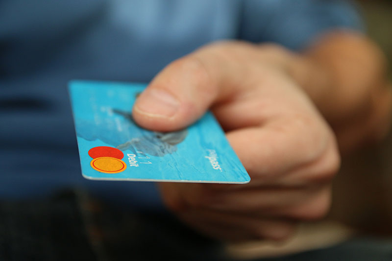 Una mano sosteniendo una tarjeta de crédito